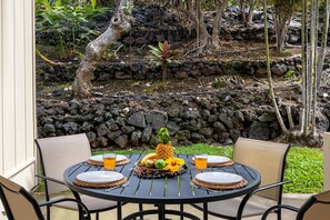Kondominium, Beberapa Tempat Tidur, pemandangan laut sebagian (Keauhou Surf & Racquet Townhouse #36) | Tempat makan outdoor