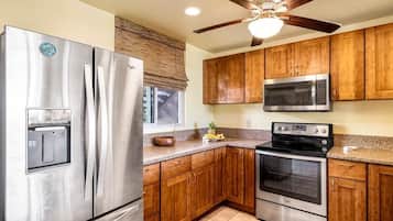 Condo, 1 King Bed (Keauhou Kona Surf & Racquet Club 2103) | Private kitchen | Fridge, microwave, oven, stovetop