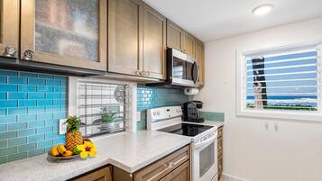 Condo, 1 King Bed, Mountain View (Keauhou Kona Surf & Racquet Club Town) | Private kitchen | Full-size fridge, microwave, oven, stovetop