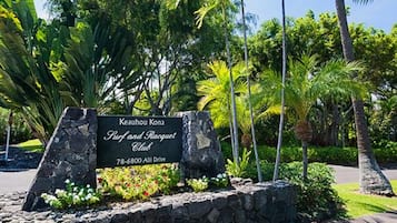Condo, Multiple Beds, Partial Ocean View (Keauhou Kona Surf & Racquet Club #37) | Property grounds