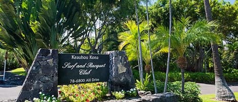 En skylt för Keauhou Kona Surf and Racquet Club, inklusive adressen 78-6800 All 1 Drive.
