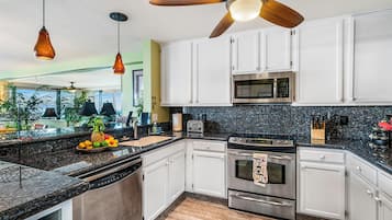 Condo, Multiple Beds, Ocean View (Keauhou Kona Surf & Racquet Club #5-1) | Private kitchen | Dishwasher, paper towels