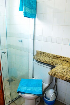 Buồng tắm vòi sen, khăn tắm 