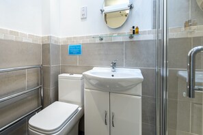Cottage | Bathroom | Shower, rainfall showerhead, free toiletries, hair dryer