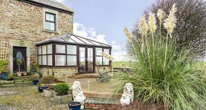 Cottage - Sleeps 5 - Hot Tub - Garden - Parking