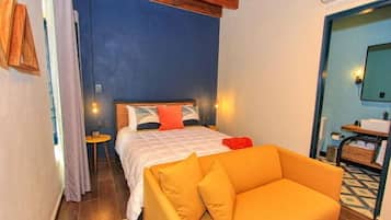 Jr Queen (9) | Premium bedding, in-room safe, desk, blackout curtains