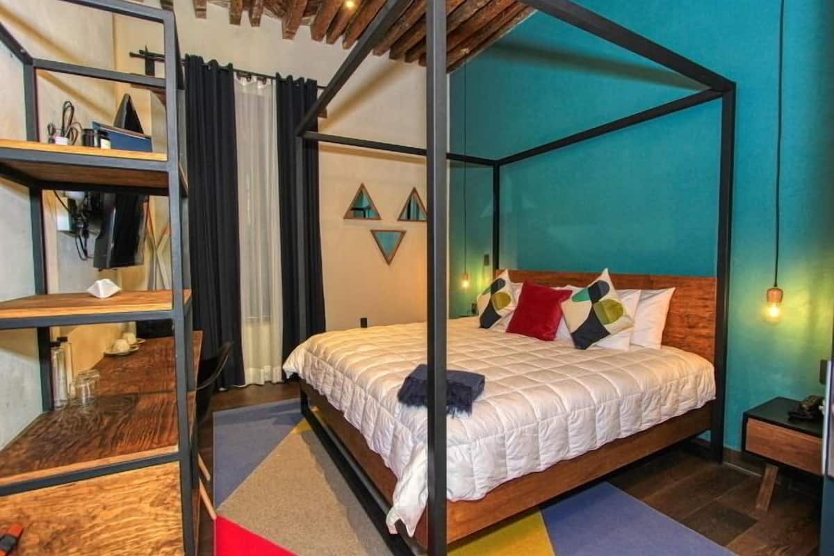 Junior King (2) | Hochwertige Bettwaren, Zimmersafe, Schreibtisch, Verdunkelungsvorhänge