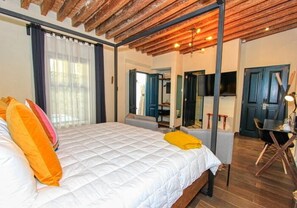 Master Suite | Roupas de cama premium, cofres nos quartos, escrivaninha