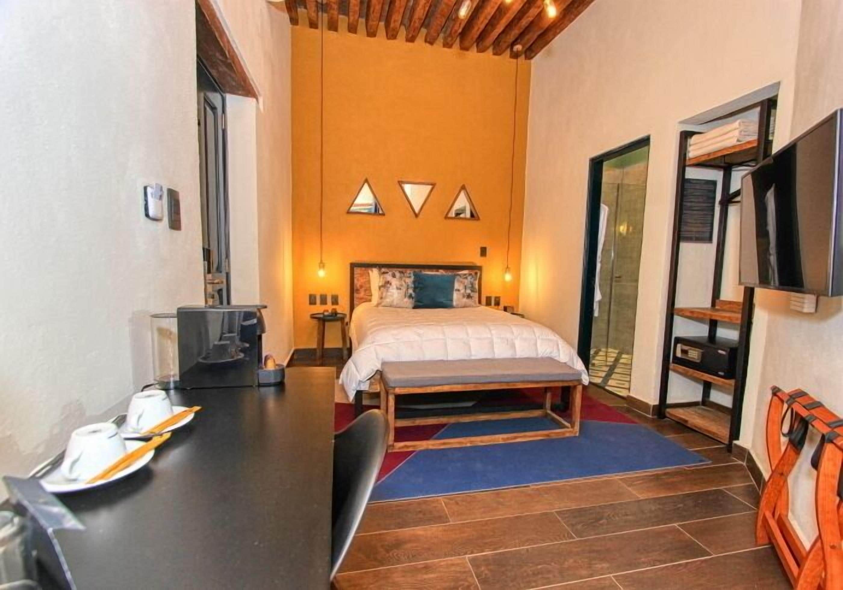 Habitación estándar | Ropa de cama de alta calidad y caja de seguridad en la habitación 