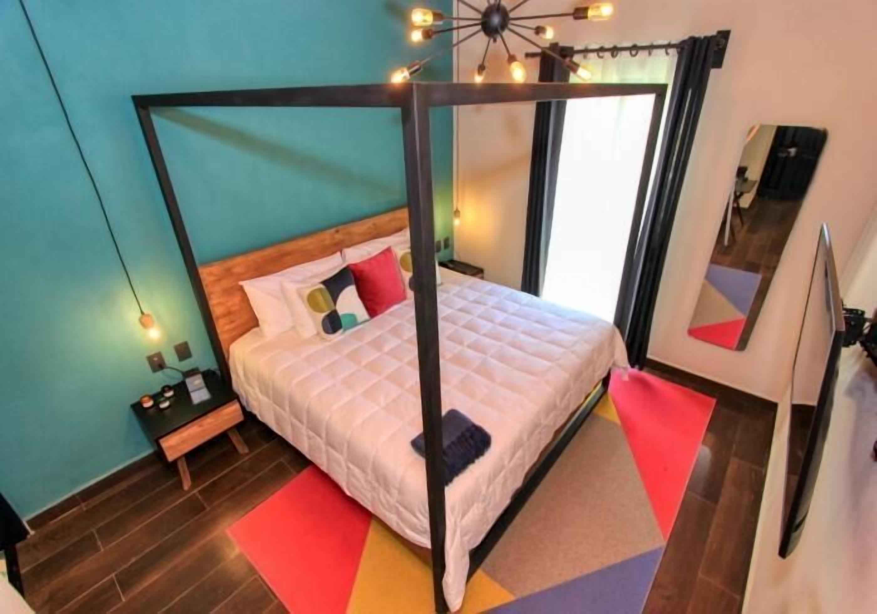 Ropa de cama de alta calidad, caja fuerte, escritorio y cortinas opacas