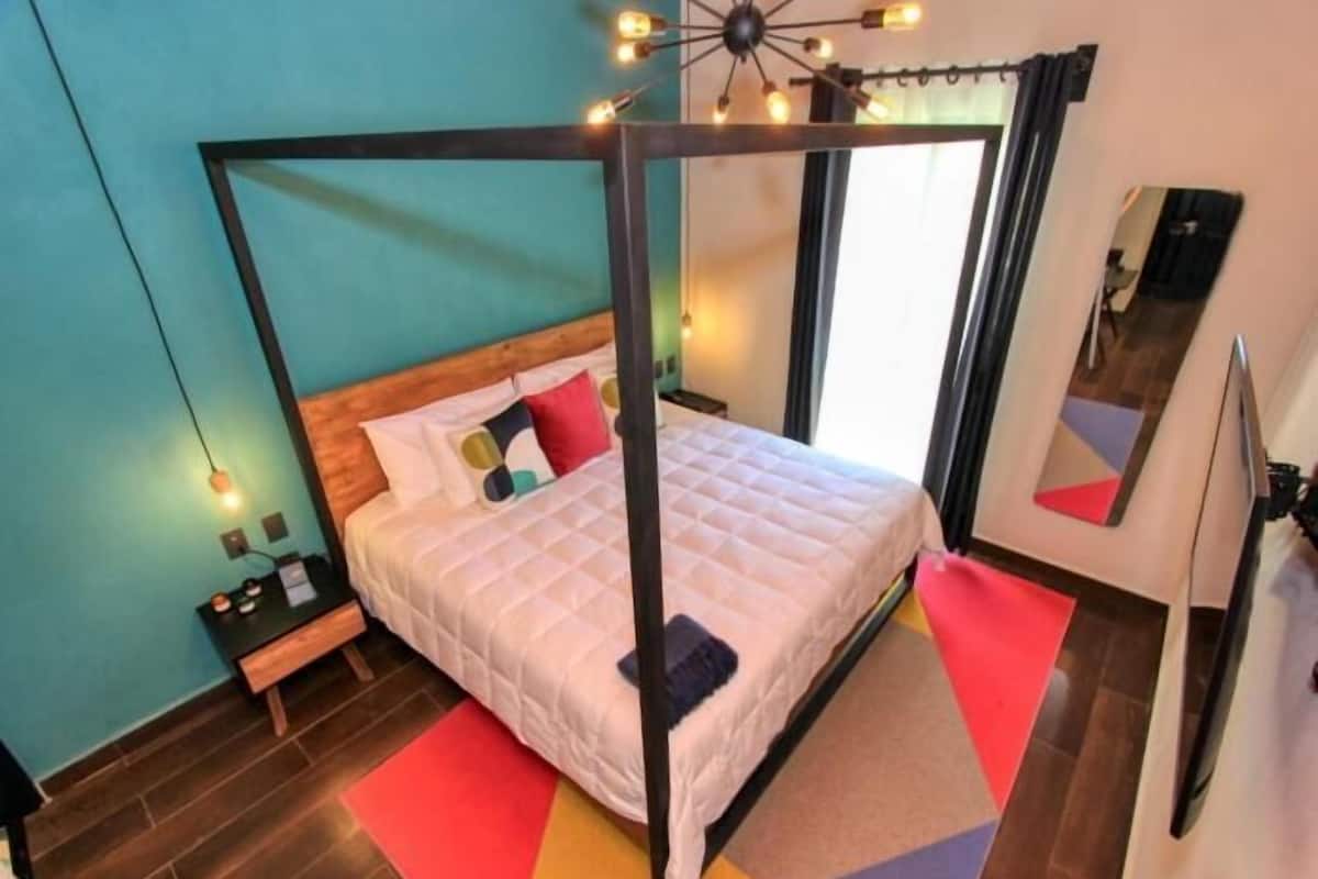Ropa de cama de alta calidad, caja fuerte, escritorio y cortinas opacas