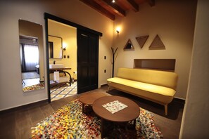 Junior King (2) | Premium bedding, in-room safe, desk, blackout drapes - Antigua Trece Hotel Fusión (Guanajuato)