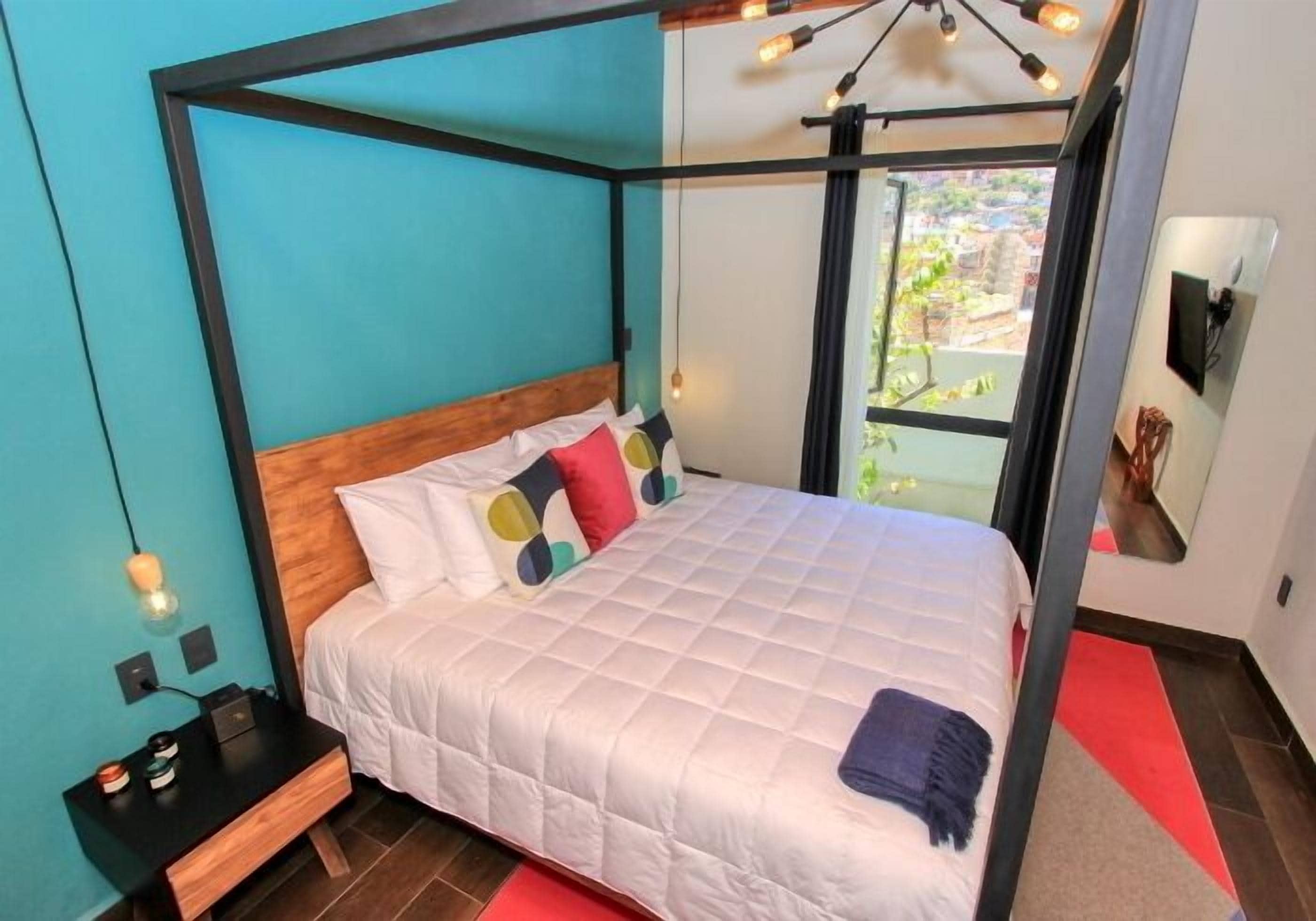 Jr King (15) | Premium bedding, in-room safe, desk, blackout curtains