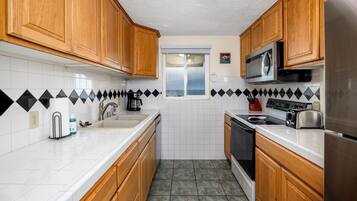 Condo, 1 King Bed, Mountain View (Keauhou Kona Surf & Racquet Club #176) | Private kitchen | Full-size fridge, microwave, oven, stovetop