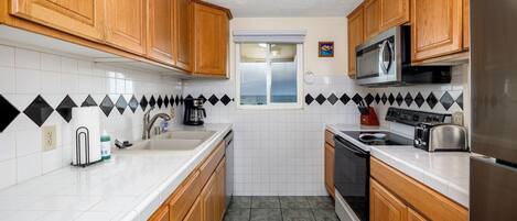 Condo, 1 King Bed, Mountain View (Keauhou Kona Surf & Racquet Club #176) | Private kitchen