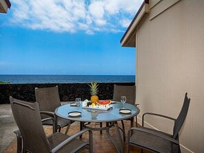 Huoneisto, 1 suuri parisänky, vuoristonäköala (Keauhou Kona Surf & Racquet Club #176) | Ulkoruokailutilat