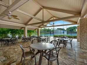 Condo, 1 cama King size, vista a la montaña (Keauhou Kona Surf & Racquet Club #176) | Restaurante al aire libre