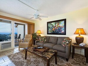 Huoneisto, 1 suuri parisänky, vuoristonäköala (Keauhou Kona Surf & Racquet Club #176) | Oleskelualue | 48–tuumainen taulutelevisio, jossa kaapelikanavat