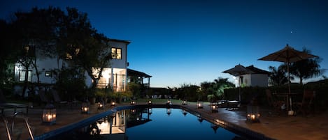 Una piscina al aire libre, cabañas de piscina gratuitas, sombrillas