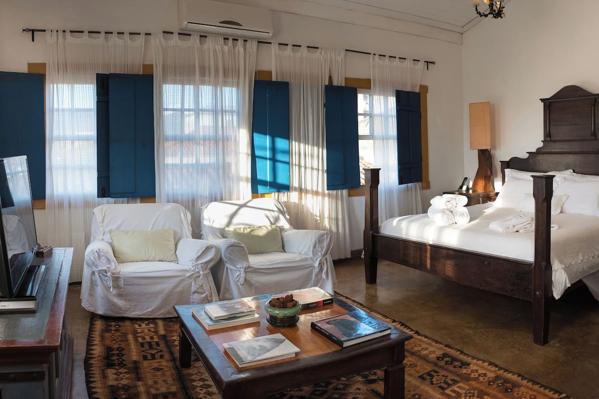 Suite (Gourmet) | 1 bedroom, minibar, individually decorated, individually furnished