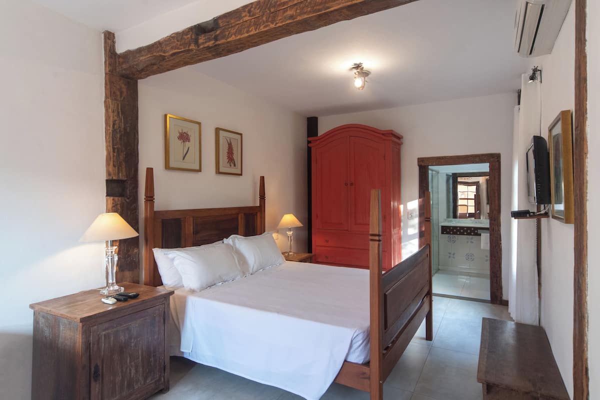 Deluxe Room, Annex Building | 1 bedroom, minibar, individually decorated, individually furnished