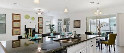 Casa, varias camas (1339YC 5 Beds Westhaven with spa game) | Cocina privada | Refrigerador, microondas, parrilla de estufa y lavavajillas
