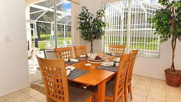 Nhà, nhiều giường (Highlands Reserve Golf Community 4 be) | Khu vực ăn uống tại phòng