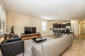 Hus - flere senge (Amazing Champions Gate 8 Bedroom 5 Ba) | Opholdsområde | LED-tv, spillekonsol