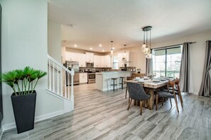 House, Multiple Beds (6 Bedroom 5 Bathroom Vacation Home ) | In-room dining