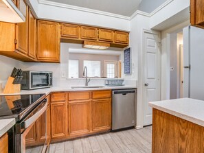 Coffee/tea maker, fridge, microwave, oven