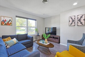 Téléviseur, chaîne audio, bureau