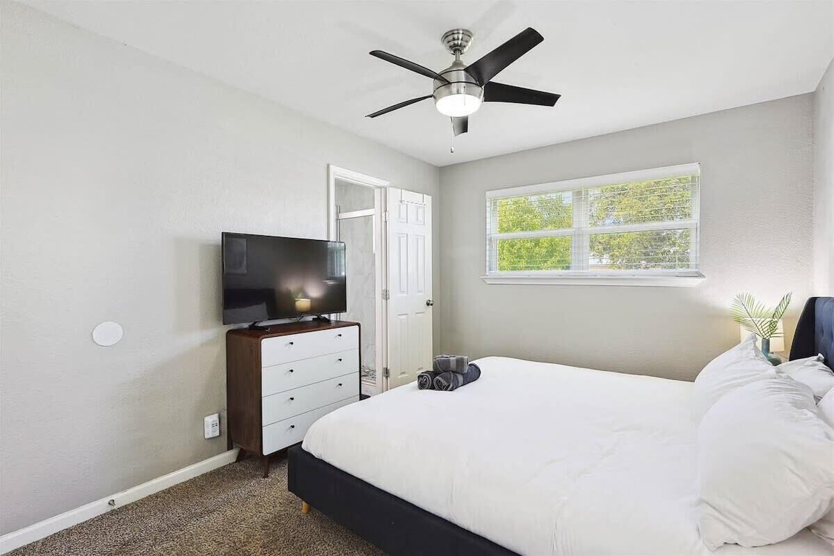 4 habitaciones, tabla de planchar con plancha, wifi y ropa de cama 