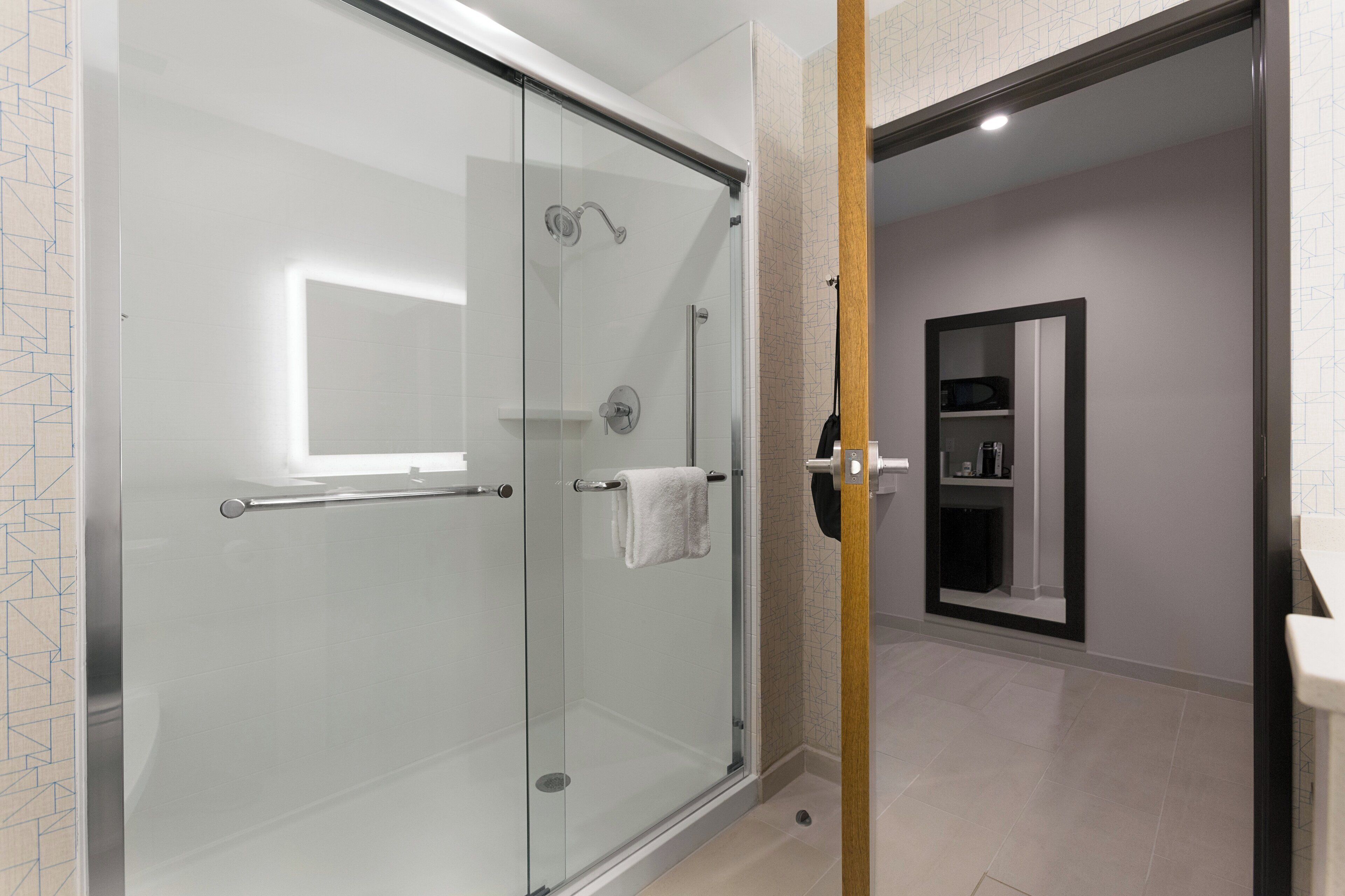 Combined shower/tub, free toiletries, hair dryer, towels