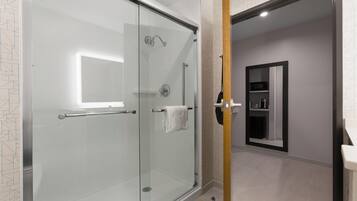 Combined shower/tub, free toiletries, hair dryer, towels