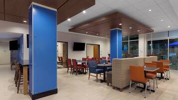 Café da manhã com buffet grátis todos os dias