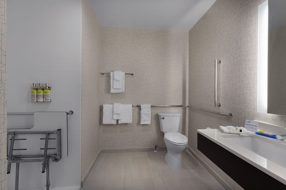 standard room, 1 king bed, accessible (roll-in shower) | bathroom | combined shower/bathtub, free toiletries, hair dryer, towels