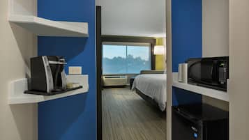 Cofres nos quartos, escrivaninha, cortinas blackout