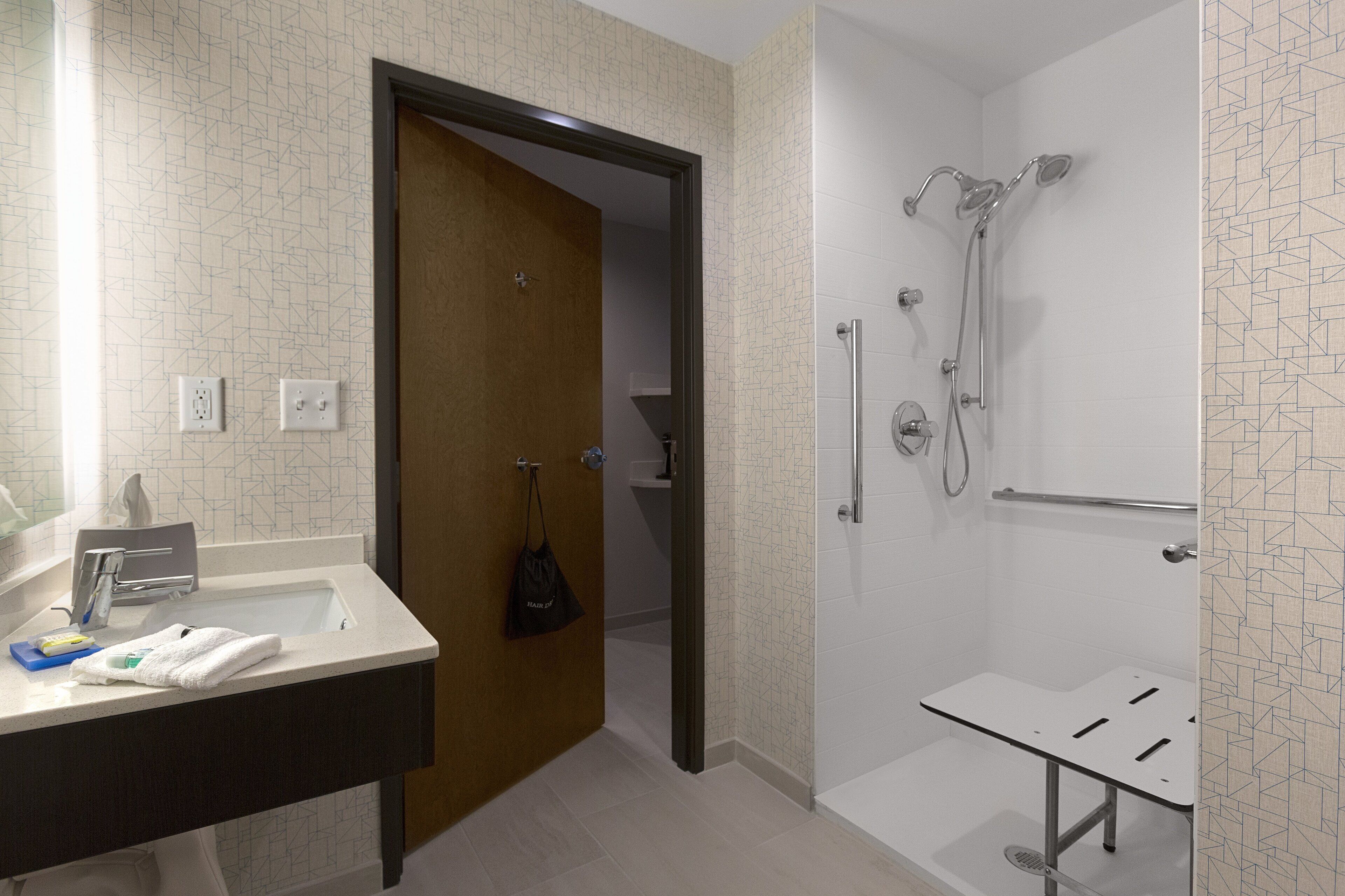 standard room, 1 king bed, accessible (roll-in shower) | bathroom | combined shower/bathtub, free toiletries, hair dryer, towels