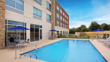 Utomhuspool med öppettider 08.00 till 22.00, och solstolar