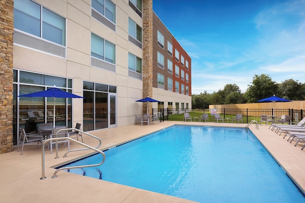 Utomhuspool med öppettider 08.00 till 22.00, och solstolar