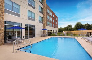 Outdoor pool, open 8:00 AM to 10:00 PM, sun loungers - Holiday Inn Express Lake Park by IHG (Lake Park)