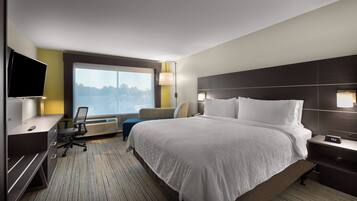 Safe på rommet, skrivebord, blendingsgardiner og strykejern/-brett