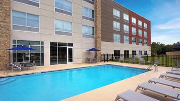 Piscina externa, funciona das 8h às 22h, espreguiçadeiras