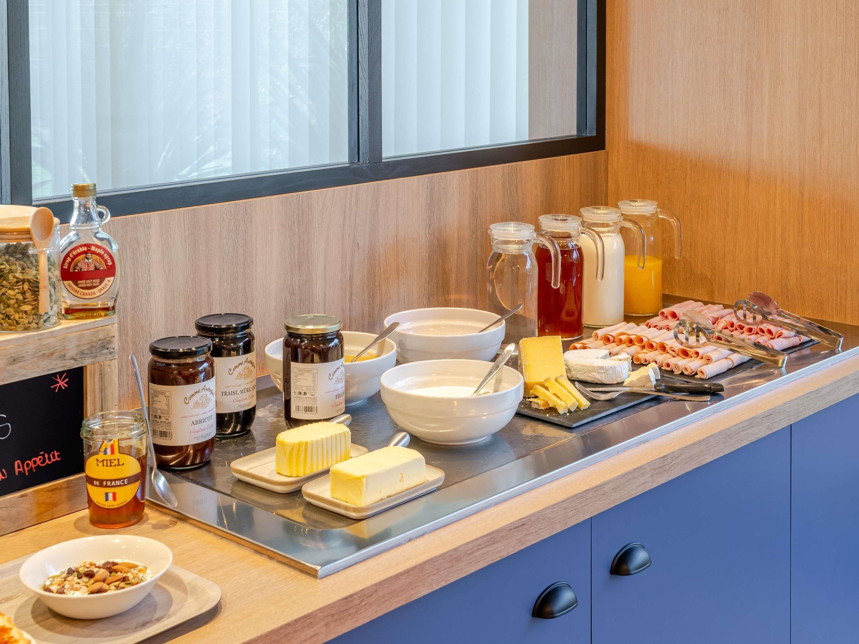 Un buffet de petit-déjeuner proposant une variété d’aliments et d’accompagnements.
