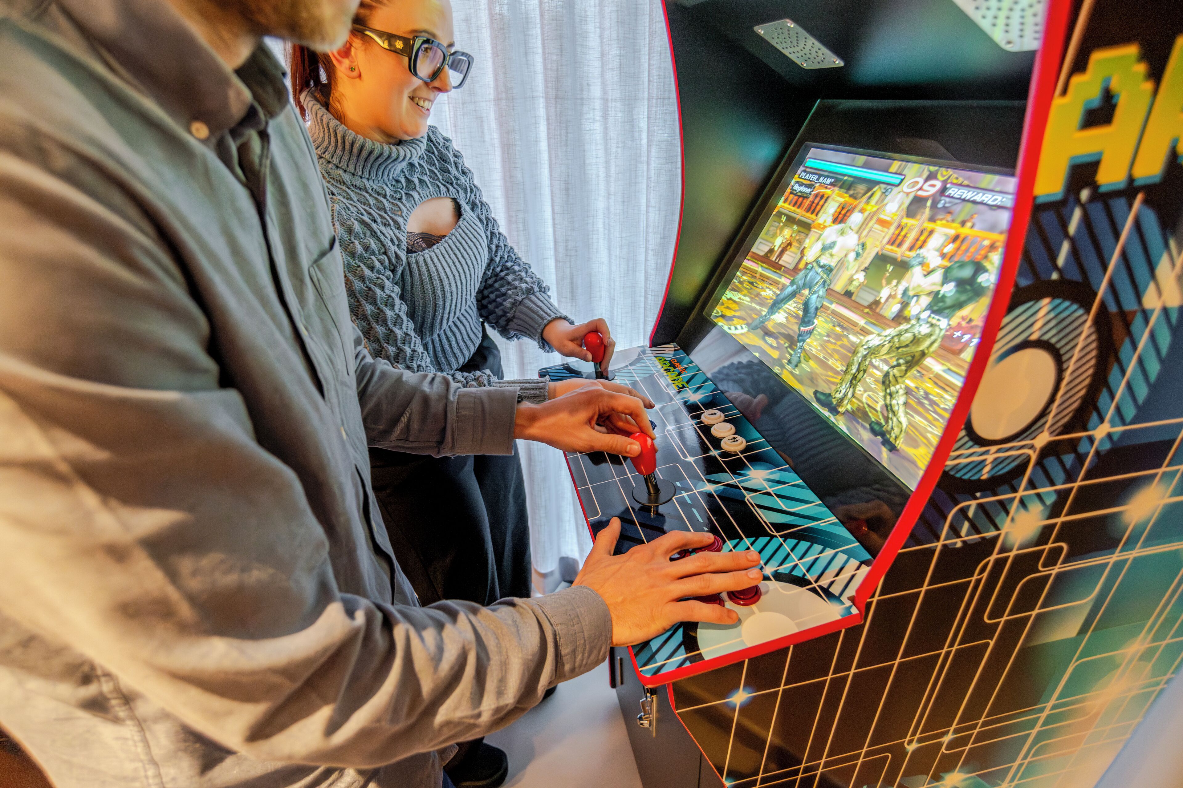 Una persona jugando un videojuego en una consola, con una pantalla que muestra gráficos del juego.