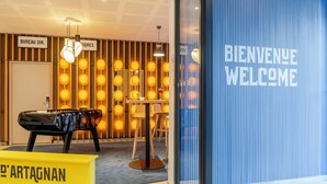 Un intérieur moderne avec une pancarte indiquant « BIENVENUE », une autre indiquant « BUREAU DU DIRECTEUR » et une troisième indiquant « D’ARTAGNAN ».