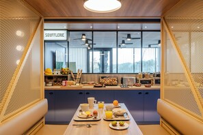 Free buffet breakfast on weekdays  - ibis Styles Bordeaux Lormont (Lormont)