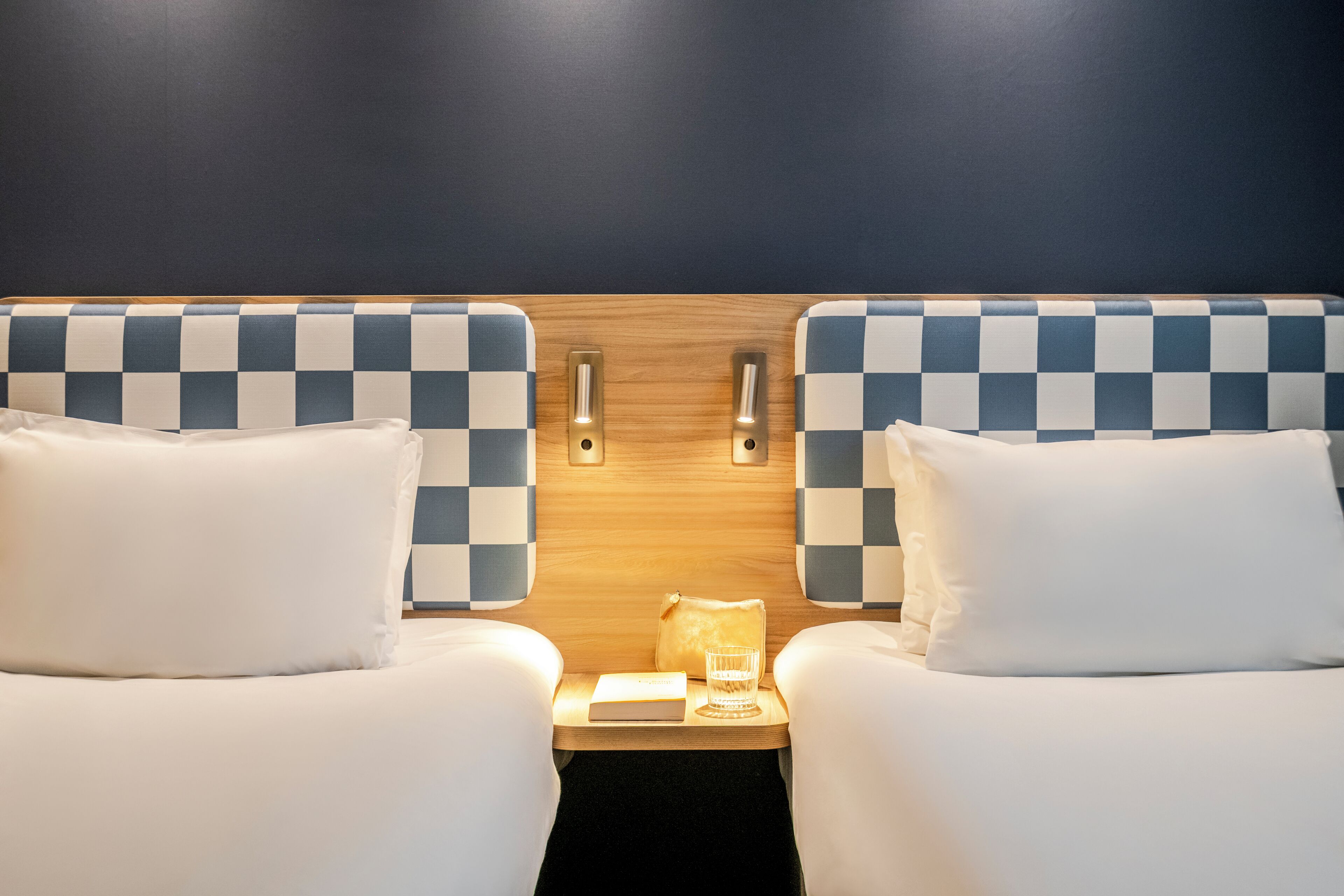 Rom – standard, 2 enkeltsenger | Safe på rommet, individuelt dekorert, individuelt innredet og skrivebord