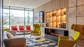 Serves lunch and dinner