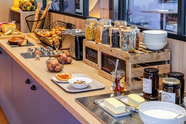 Free buffet breakfast on weekdays